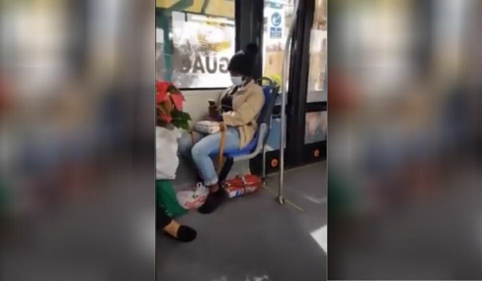 Andre passasjerer ombord i bussen filmet hendelsen, og flere forsvarte kvinnen som ble utsatt for rasisme.