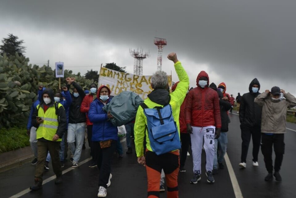 Flere hundre migranter og aktivister gikk i tog på Tenerife. De mener forholdene i leirene er uholdbare. Foto: Asamblea de apoyo a migrantes en Tenerife