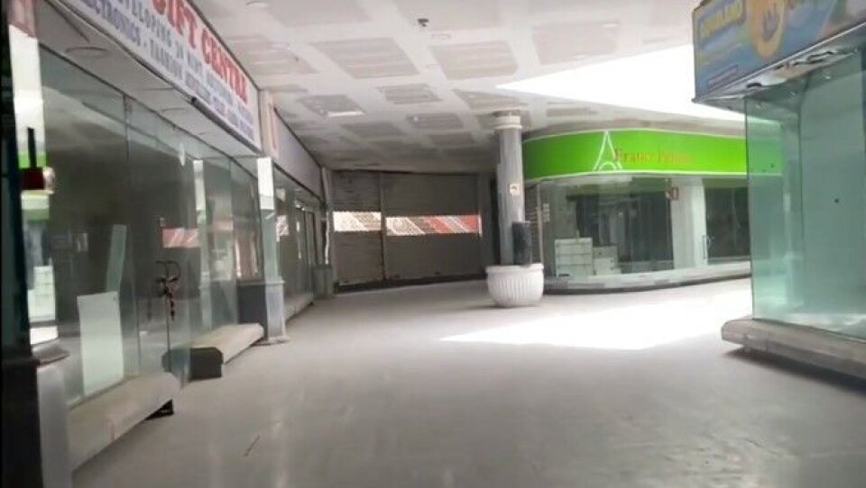 Plaza-senteret i Playa del Inglés er falleferdig og forlatt, men fikk likevel gjenåpne, mener Tom Smulders. Plaza-senteret i Playa del Inglés er falleferdig og forlatt, men fikk likevel gjenåpne, mener Tom Smulders.