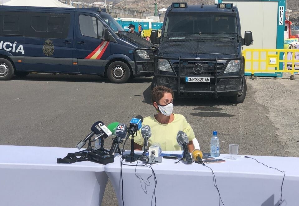 KALLER DET EN HEKSEJAKT: Ordføreren holdt pressekonferanse utenfor flyktningleiren dagen etter at hun ble pågrepet. Der kalte hun pågripelsen en heksejakt. Foto: Bård Ove Myhr