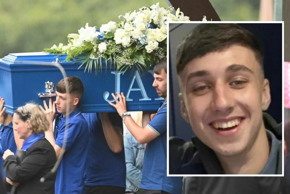 Her bæres kisten med Jay Slater ut av kapellet. Slater ble 19 år, og døde på Tenerife.