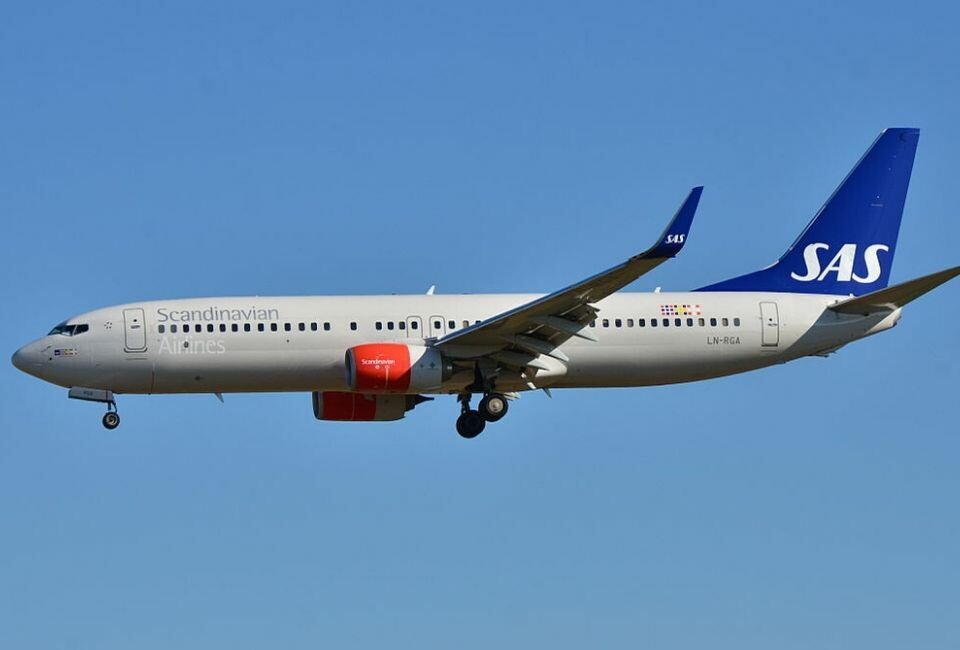 Sandfaste passasjerer skulle ta av - da krasjet en bil inn i flyet