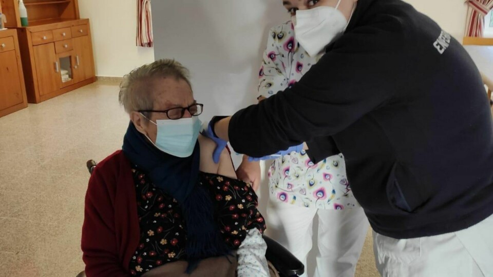 Helsearbeidere på frontlinjen og brukere av pleiehjem står først i køen for å få vaksinen mot Covid-19. Så langt har effekten vært god, ifølge myndighetene. Foto: Sanidad GobCan