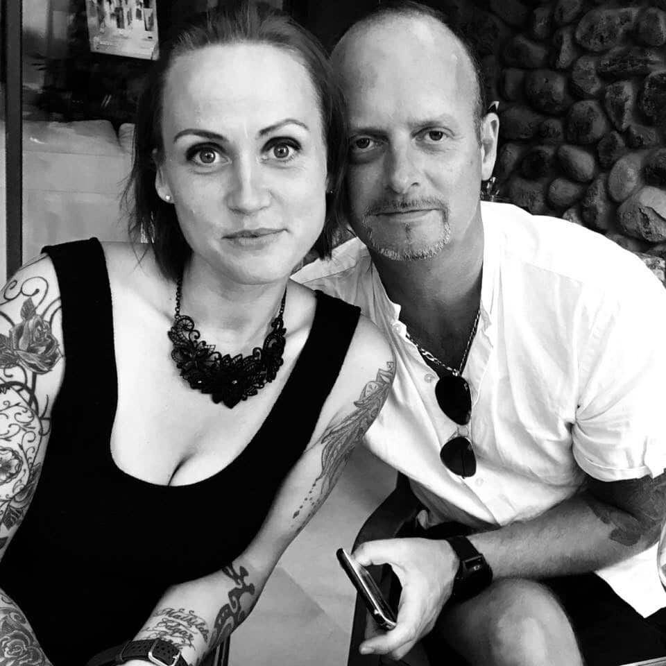 Cathrine og Gard Aasvangen driver frisørkjeden Haircuts hjemme i Norge. Foto: Privat Cathrine og Gard Aasvangen driver frisørkjeden Haircuts hjemme i Norge. Foto: Privat