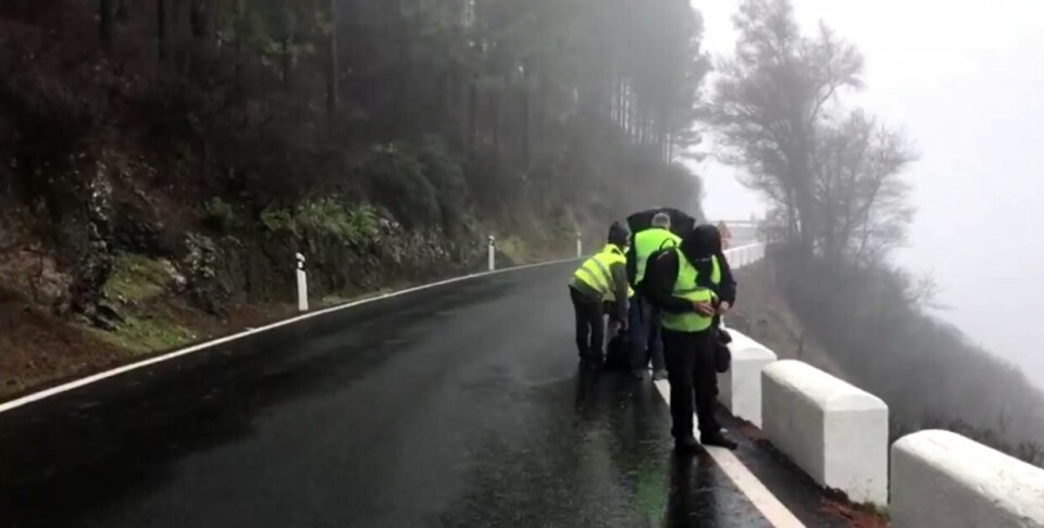 INGEN BREMSESPOR: Politiet sier det ikke er funnet noen tegn til brå oppbremsning før bilen kjørte utfor stupet. Foto: Skjermdump/Canarias7