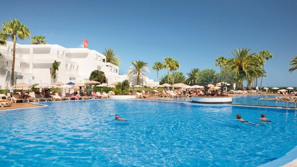RIU har lagt ut Paraíso Lanzarote Resort på Lanzarote for salg. Det er bare et av mange hoteller kjeden nå kvitter seg med for å hente inn kapital. Foto: RIU