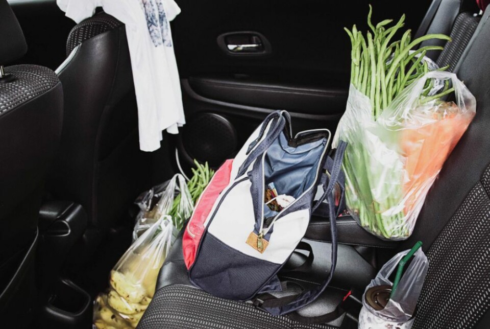 ULOVLIG: Å ha løse og usikrede gjenstander i bilen kan føre til høye bøter i Spania. Foto: Nigmatulina Aleksandra/Shutterstock