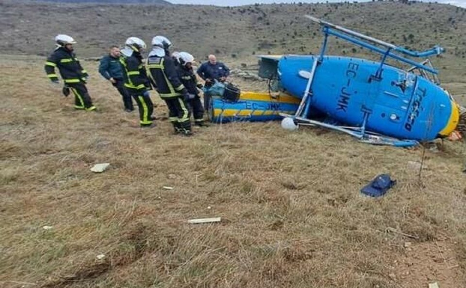 Helikopteret fra trafikkdirektoratet styrtet, men både piloten og passasjeren slapp unna hendelsen med lettere skader. Foto: Guardia Civil