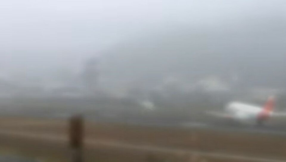 Et webkamera-bilde fra flyplassen nord på Tenerife klokken 13:40 denne mandagen. Tåka ligger tett. Webcam: Canariaslife.com