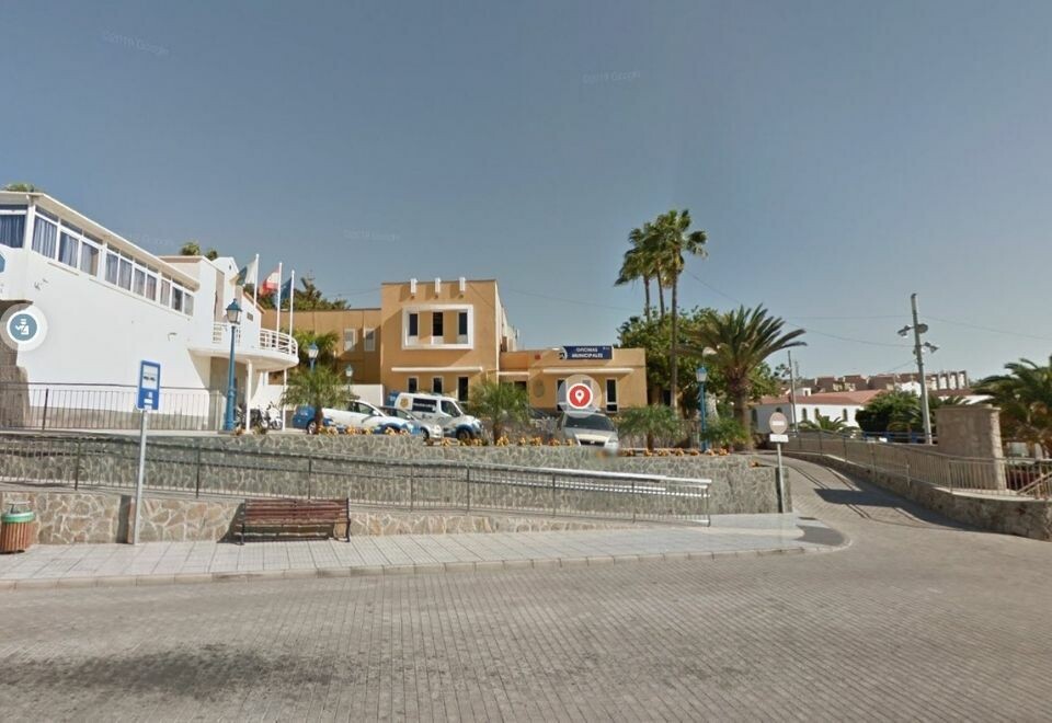 Guardia Civil har tatt seg inn på kontorene til kommunen i Arguineguín og i Mogán i jakten på bevismateriale etter mistanker om stemmefusk. Foto: Google Maps