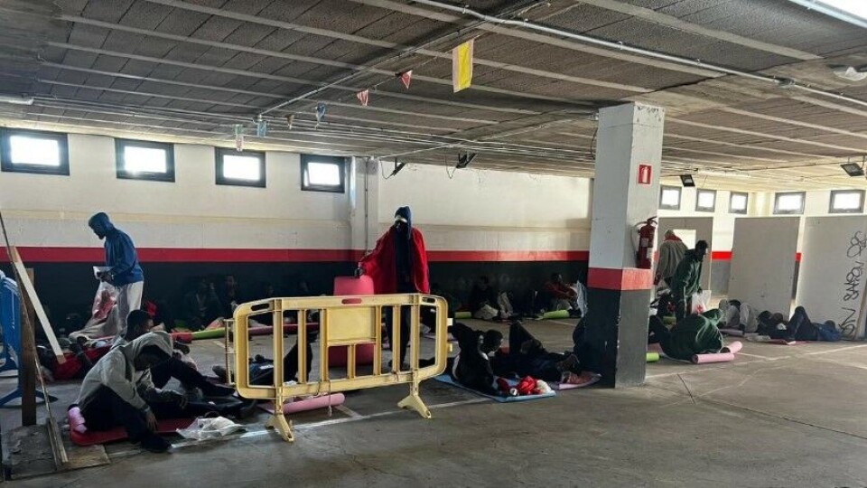 Skryter av innsatsen – samtidig sover migranter i parkeringshus