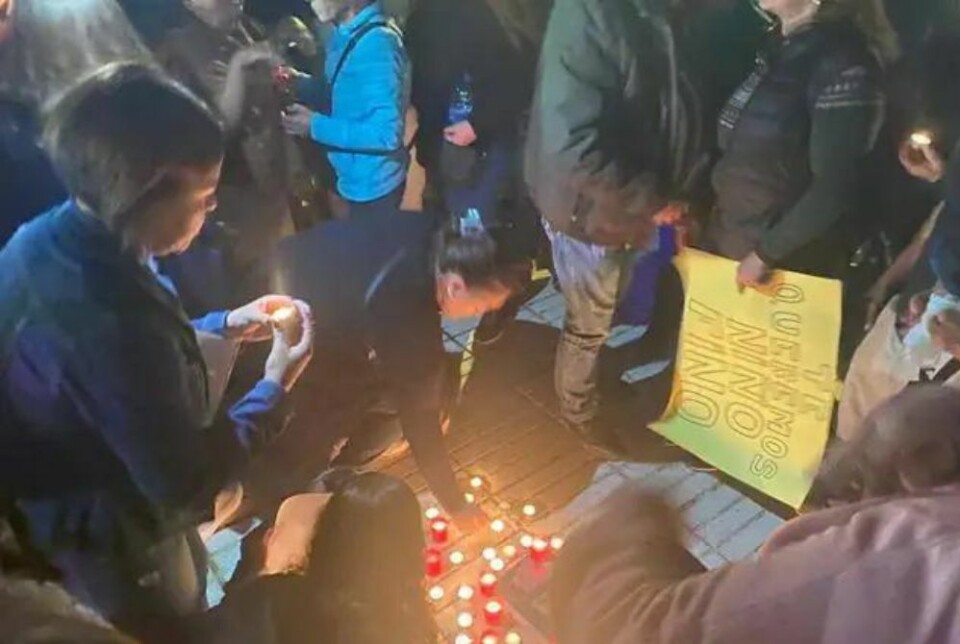 LA NED LYS: Før demonstrasjonen ble det lagt ned lys til minne om Pedro Ulla. Foto: Privat