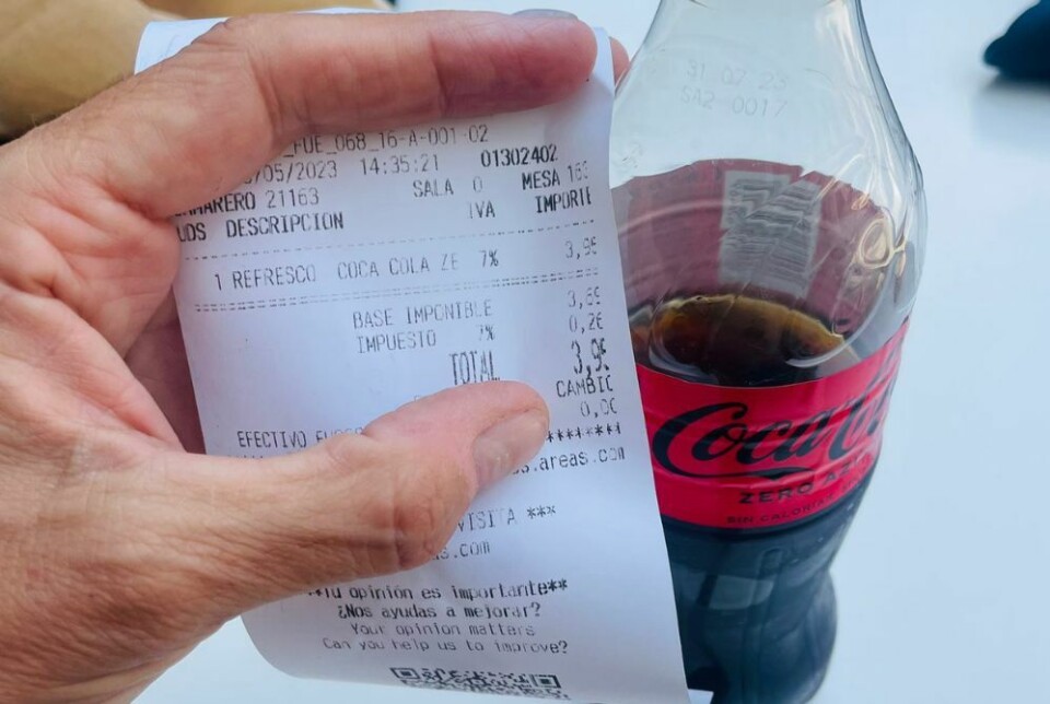 Det koster nesten 50 kroner for en flaske cola på kanarisk flyplass. Foto: Privat Det koster nesten 50 kroner for en flaske cola på kanarisk flyplass. Foto: Privat