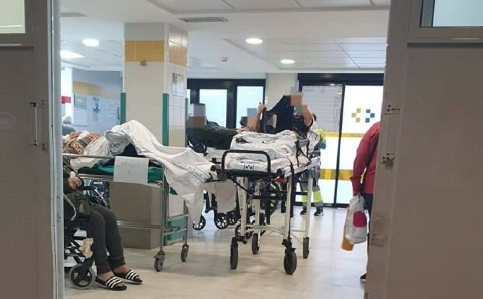Akutten var så overfylt at alvorlig syke pasienter ble liggende på gangen, mens ambulansene stod i kø for å slippe av flere.