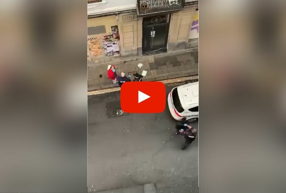 Her slår politiet en utviklingshemmet mann og moren hans med batong