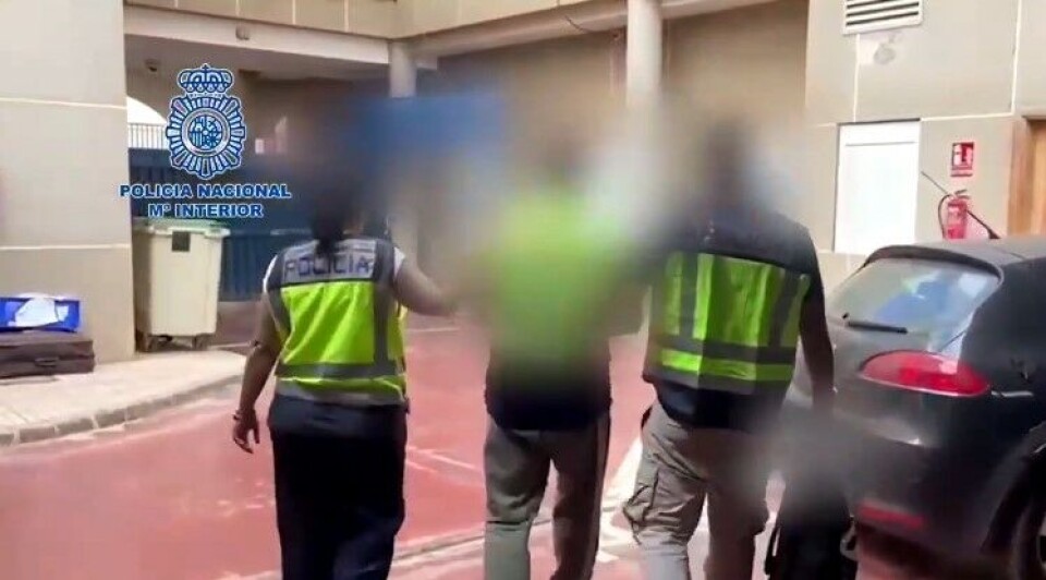 Her føres heksedoktoren bort etter pågripelsen. Foto: Policía Nacional
