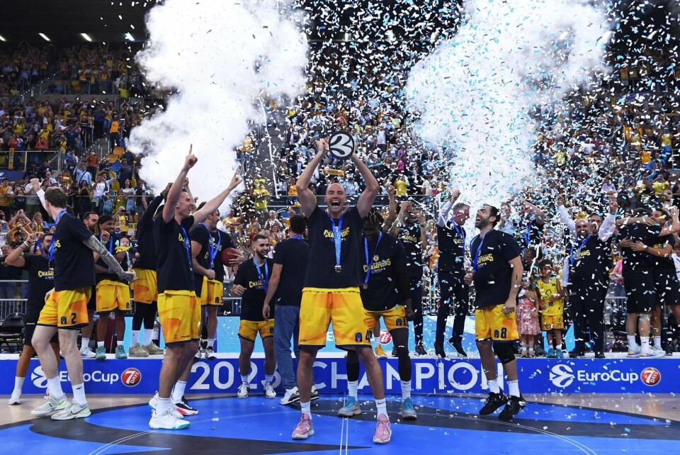 Dette har Granca ventet på 60 år. Endelig er de Europamestere, og fansen jubler så hele Las Palmas kan høre det. Foto: EuroCup
