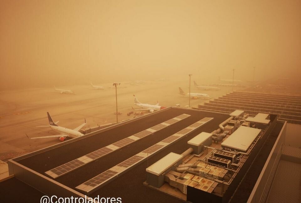 Slik så det ut på Gran Canaria-flyplassen da sandstormen rammet øygruppen i februar 2020. Foto: Controladores