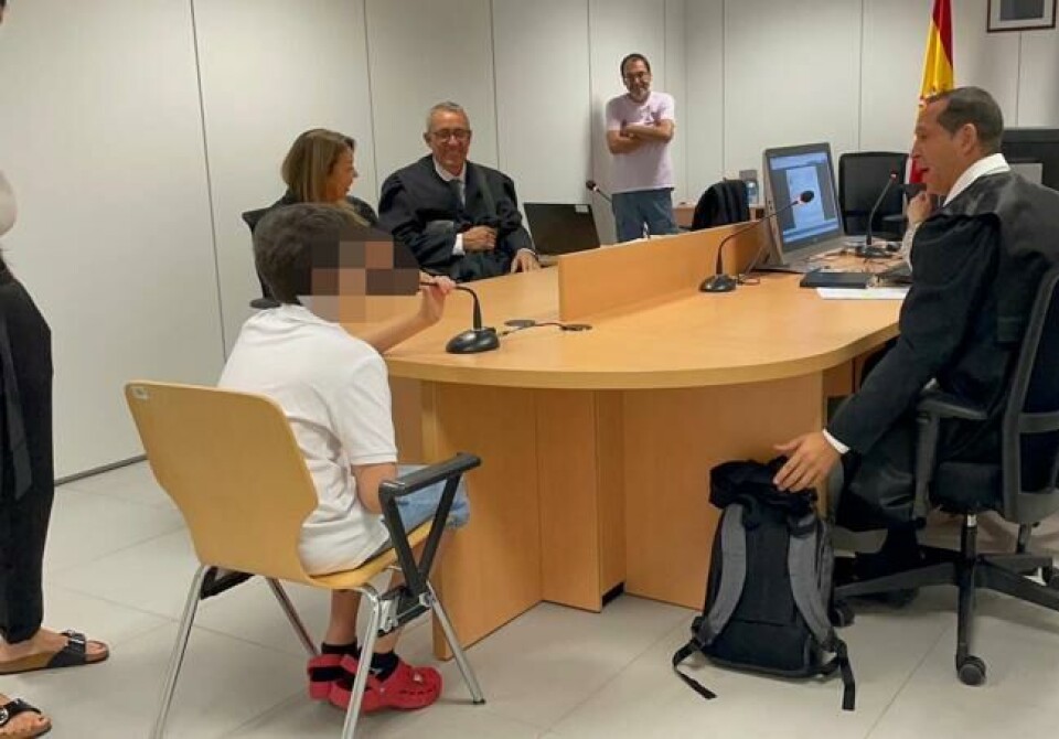 Pedro forklarer seg for dommeren under forhandlinger med skolen.