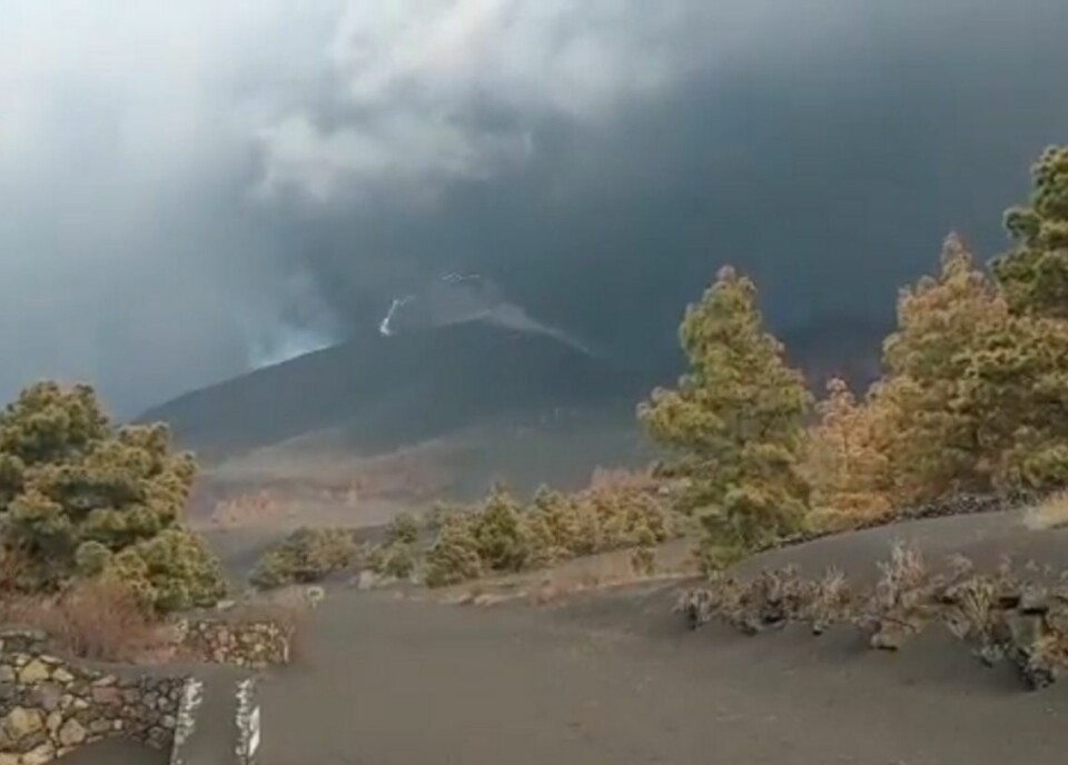 Her lyner det fra vulkanen på La Palma