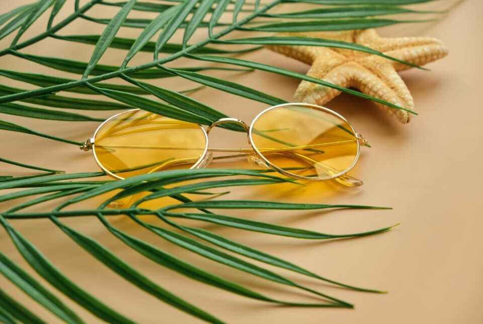 TRENDY: Før var de forbundet med dårlig smak. I dag vil 'alle' ha de. Men i sola bør du unngå briller med gult og oransje glass. Foto: Envato Elements