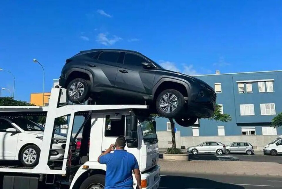 GIKK NESTEN GALT: Bilen stoppet på vippepunktet. Årsaken er foreløpig ukjent.