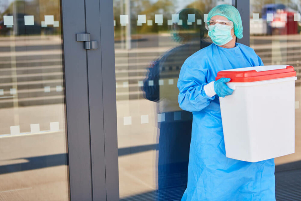 Et arkivfoto av en sykepleier som hastefrakter organer for transplantasjon. Foto: Robert Kneschke/Shutterstock