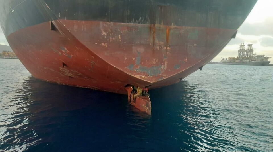 Bildet av de tre migrantene som holdt til i rørbrønnen på en oljetanker har gått verden rundt. Foto: Redningstjenesten