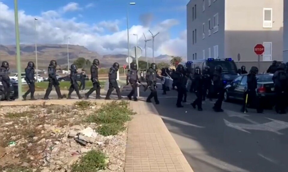 Rundt 40 politifolk i opprørsutstyr møtte opp for å kaste ut familiene som har okkupert flere boliger i Castillo del Romeral. Skjermdump: Canarias 7