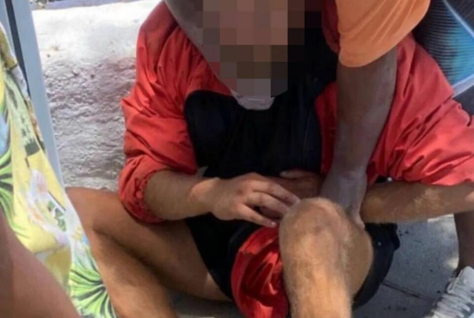 Her holdes mannen fast av noen ungdommer i påvente av politiet.