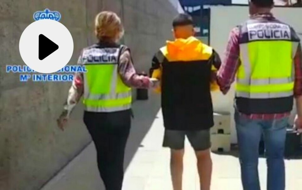 NB! Vi advarer mot sterke bilder. VIDEO: Her går kvinnen (23) til angrep på en bekjent med kniv i Las Palmas.