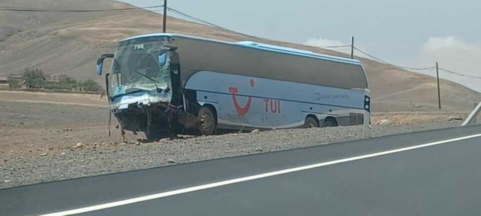 Kolliderte med turistbuss – en omkom Pensjonist omkom Kvinne omkom i bilulykke