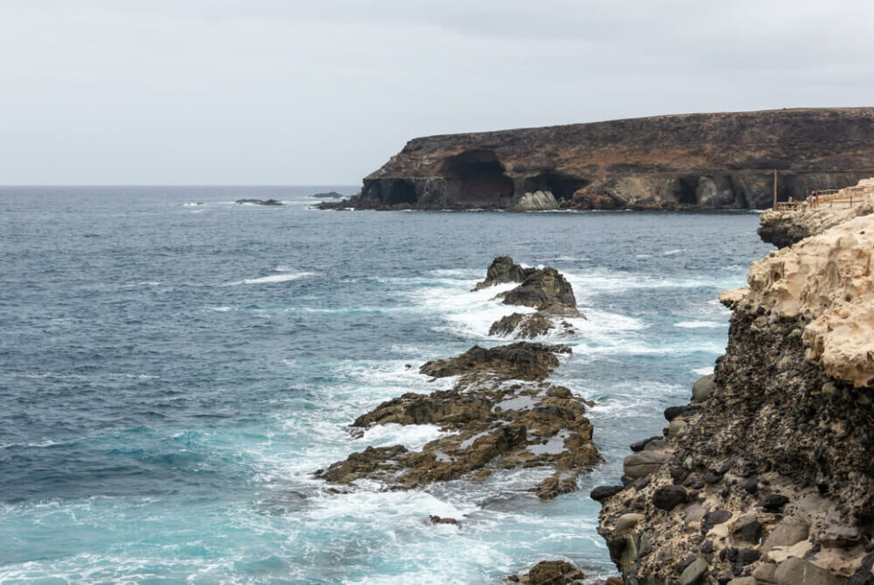 Ajuy på Fuerteventura er kjent for sine imponerende huler langs kysten, men området er også farlig. Foto: Josu Ozkaritz/Shutterstock