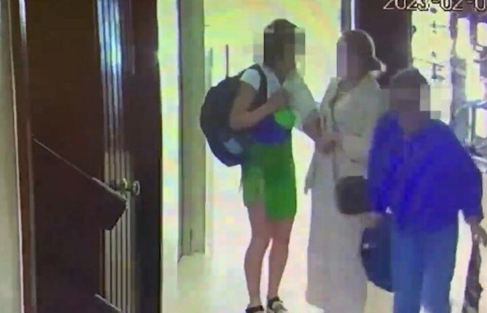 Her forsvinner offerets klokke på få sekunder. Overvåkningsvideo: Policia Nacional Her forsvinner offerets klokke på få sekunder. Overvåkningsvideo: Policia Nacional