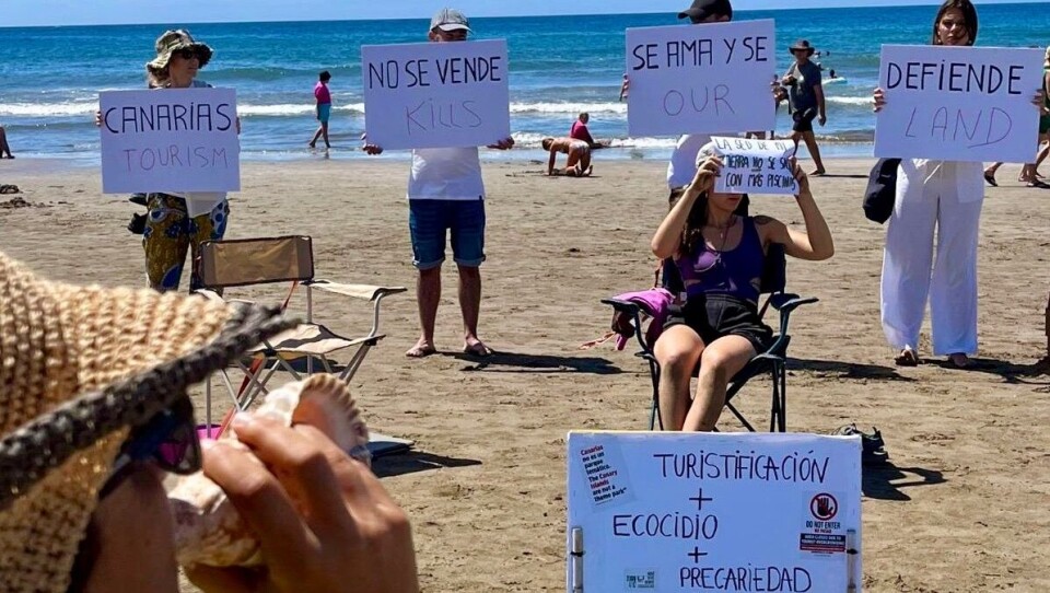 Demonstrerte mot turisme på stranda i Maspalomas. Foto: Coordinadora 20A.