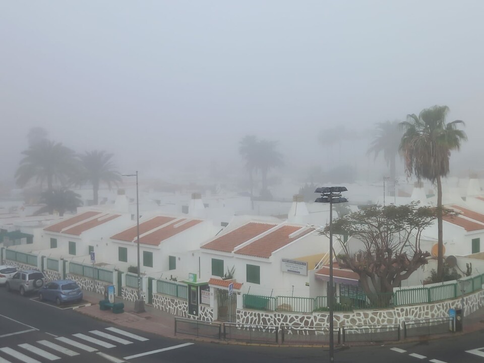 Slik så det ut i Playa del Inglés på søndag morgen. Tåka fikk mange til å stusse. Foto: @Efemeridesmeteo