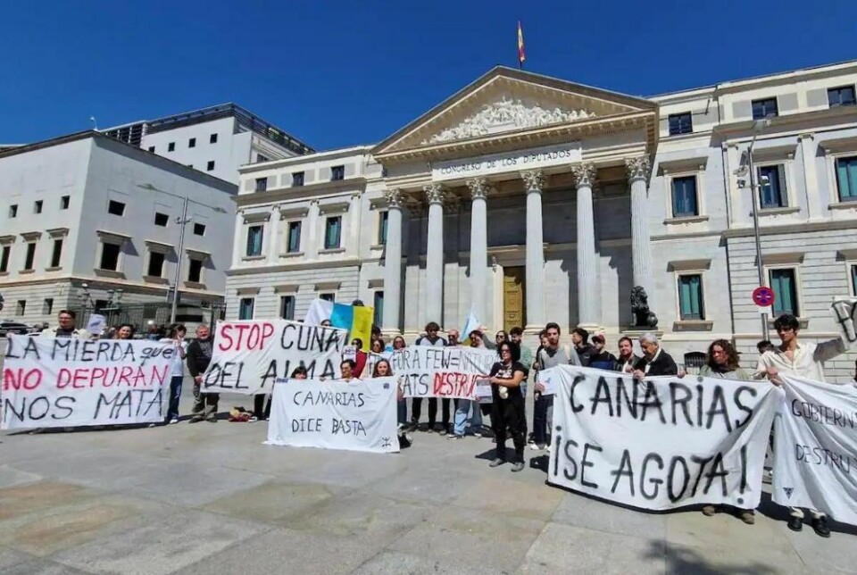 Rundt 50 kanariere demonstrerte mot masseturismen foran kongressen i Madrid denne uka.