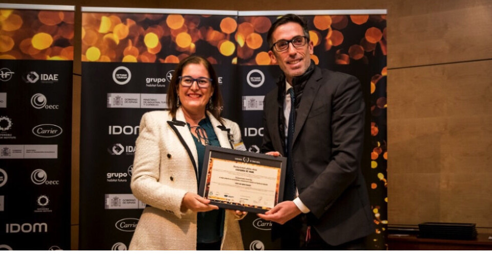 Hotelldirektør Óscar Casado mottok prisen under årets utdeling i Madrid. Foto: Habitat Futura