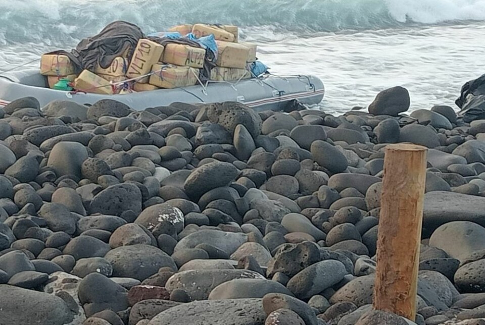 TRE TONN HASJ: Politiet fant båten drivende langs kysten nord på Gran Canaria. Foto: Guardia Civil