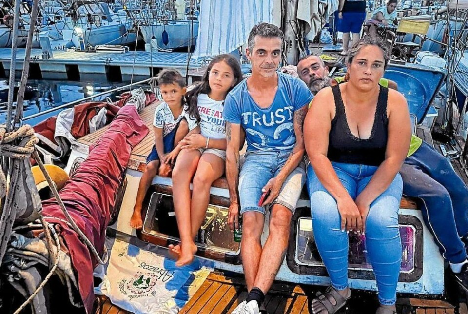 REDD FOR BARNA: Familien frykter for barnas sikkerhet om bord i båten, som lekker som en sil. Foto: Privat