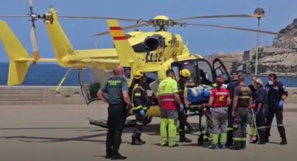 FALT 15 METER: Mannen skal angivelig ha jobbet med noen antenner på et tak da han falt. Foto: Skjermdump fra video/nødsentralen