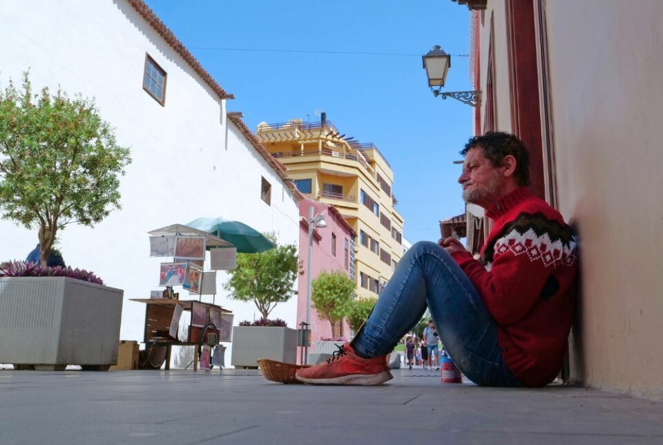 En hjemløs innbygger på gata i Puerto de la Cruz på Tenerife. Foto: Harmony Video Production/Shutterstock