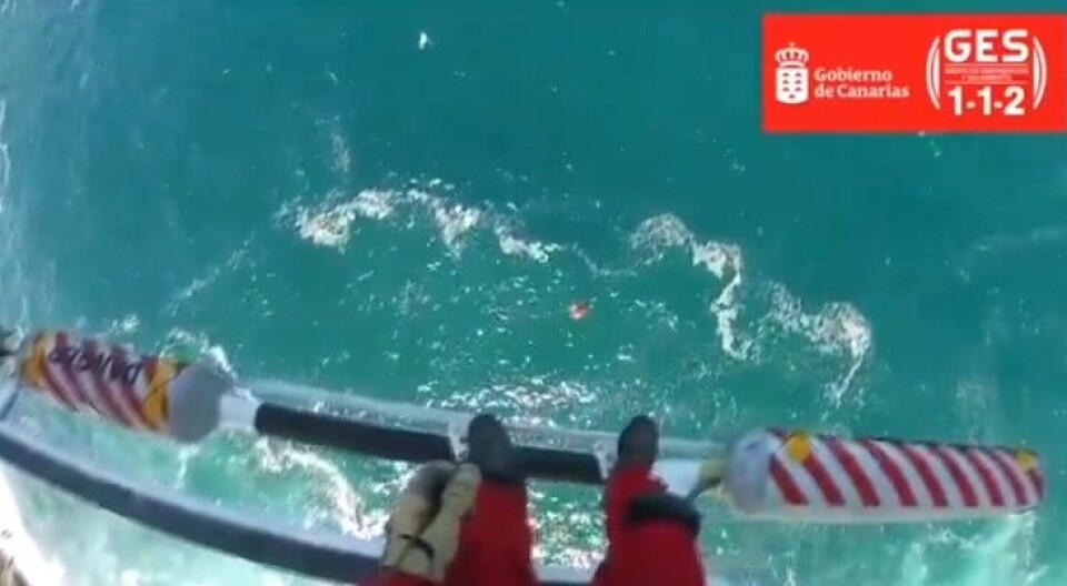Her henter helikopteret opp to personer fra havet. En mann (41) omkom. Foto: Nødsentralen