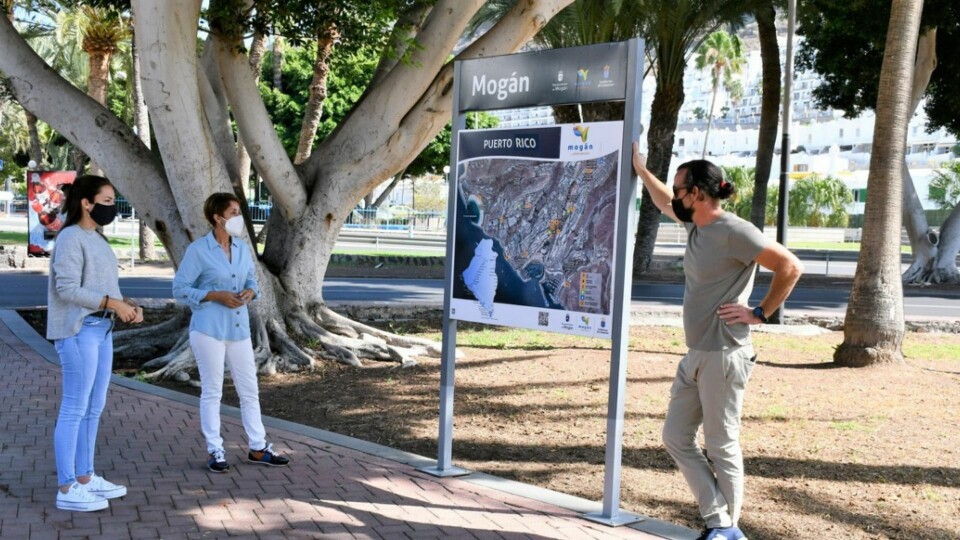 Miljørådmann Juan Carlos Ortega, ordfører Onalia Bueno og turistrådmann Alba Medina besøkte et av skiltene i Puerto Rico. Foto: Mogán kommune