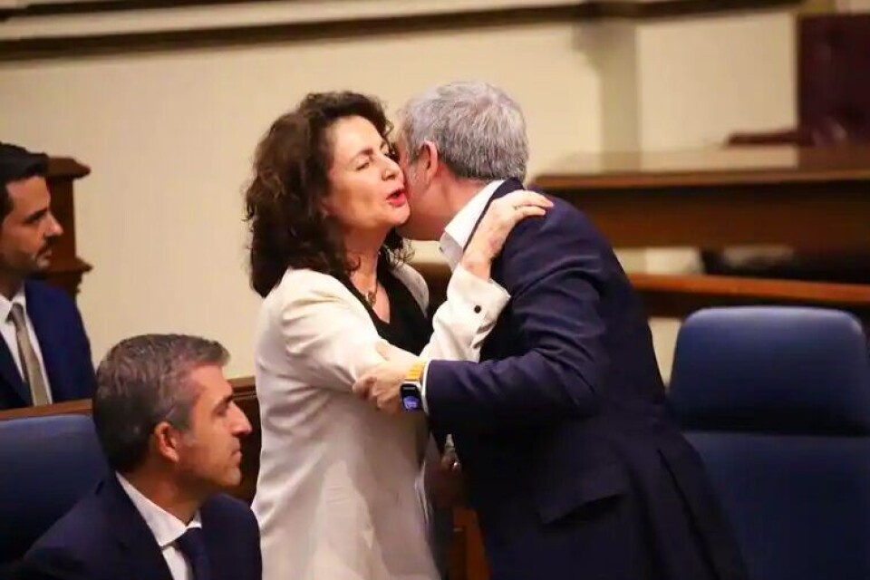 Matilde Asián og Fernando Clavijo gratulerer hverandre etter godkjenningen av budsjettet den 19. desember Foto: Canarias7