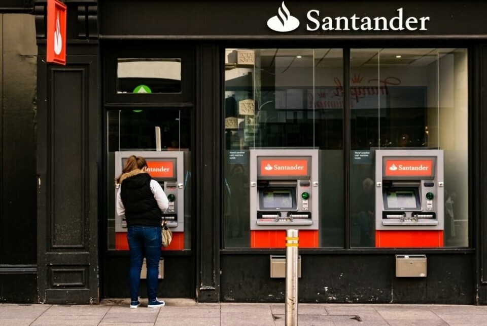 Et arkivfoto av Santander sine minibanker. Foto: Shutterstock