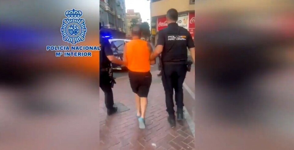Her føres den mistenkte 81-åringen bort fra stranda. Foto: Policia Nacional