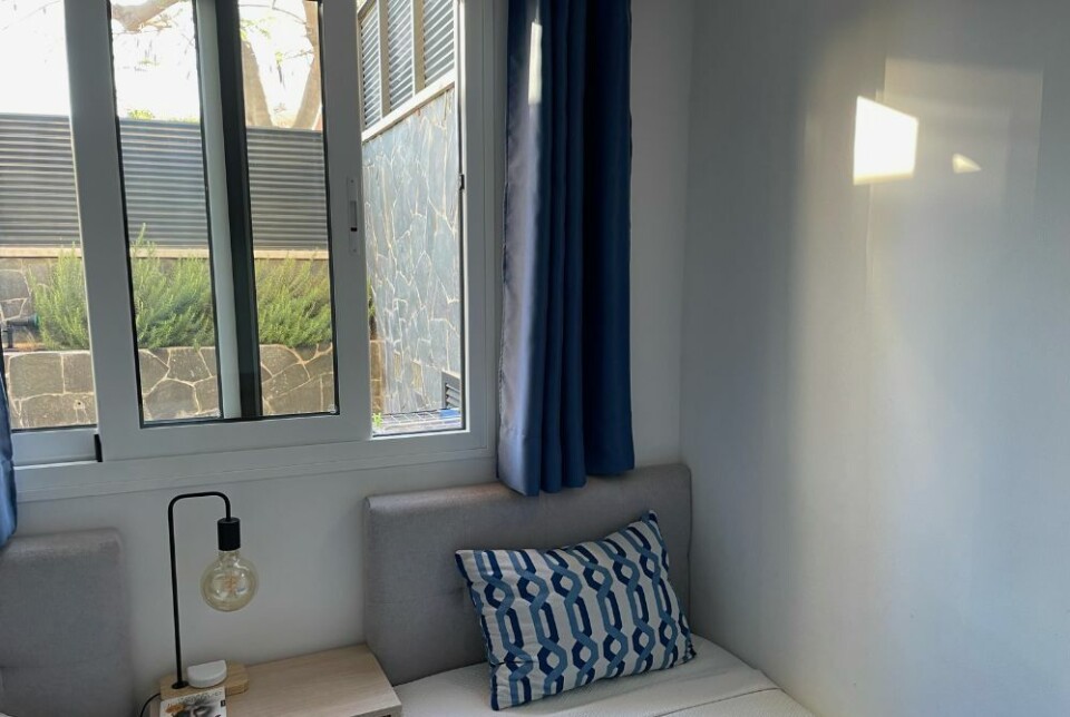 Tyvene kom seg gjennom dette soveromsvinduet, mens alle lå og sov. Foto: Privat Tyvene kom seg gjennom dette soveromsvinduet, mens alle lå og sov. Foto: Privat
