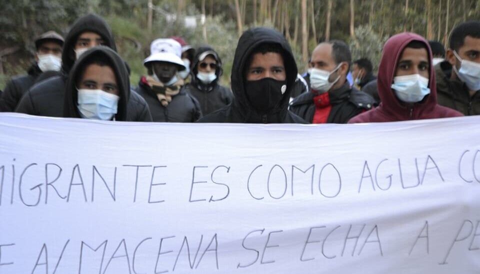 DEMONSTRERTE: Også på Tenerife måtte migrantene leve under elendige forhold. Her fra en demonstrasjon i Las Raices-leiren i fjellene på Tenerife.