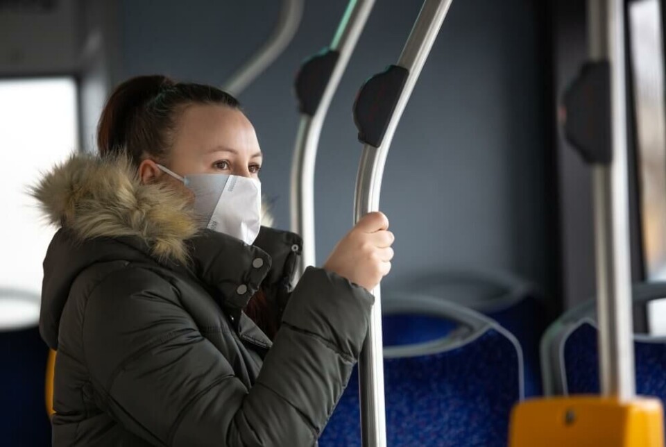 Munnbind er påbudt på buss, trikk, ferge, innenriks-fly, tog og i taxi i hele Spania. Påbudet kan snart være over. Foto: Simon Kadula/Shutterstock